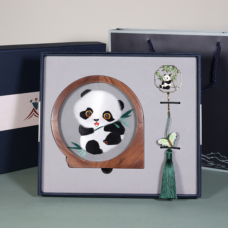 适合送外国朋友的中国特色礼物推荐：双面绣熊猫摆件